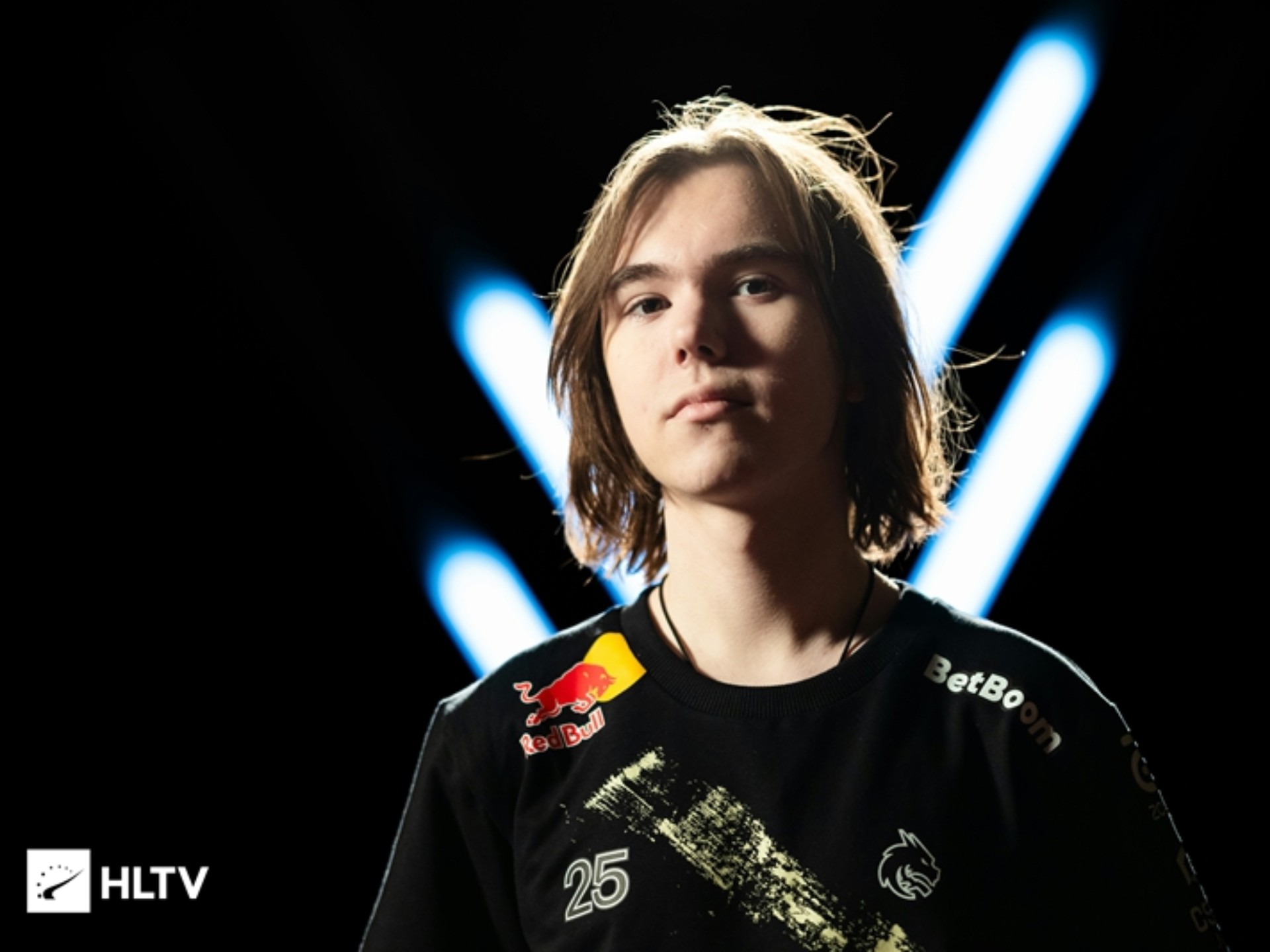 手机知名游戏主播蓝战非自称在南非遭绑架：绑匪持刀威胁伪造强奸案