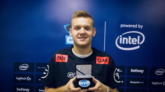 BLG分享微博杯比赛返图：勇敢冲锋 力争上游